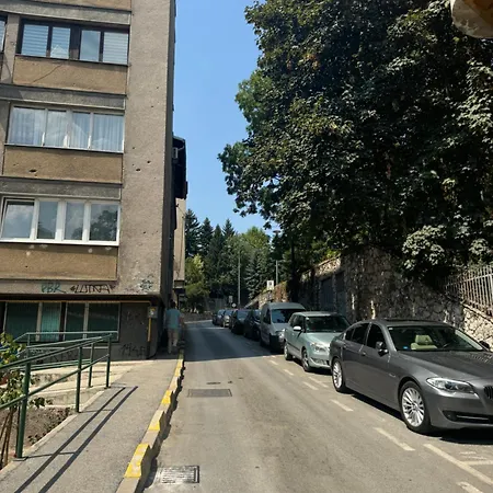 Miss Nareen's Apartment, Free Garage Spot Szarajevó
