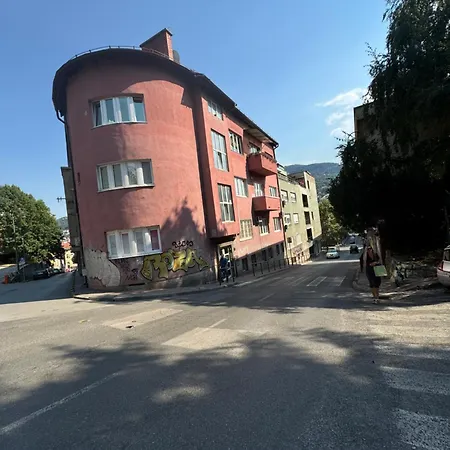 דירה Miss Nareen's Apartment, Free Garage Spot