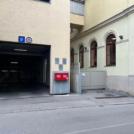 Miss Nareen's Apartment, Free Garage Spot Lejlighed *