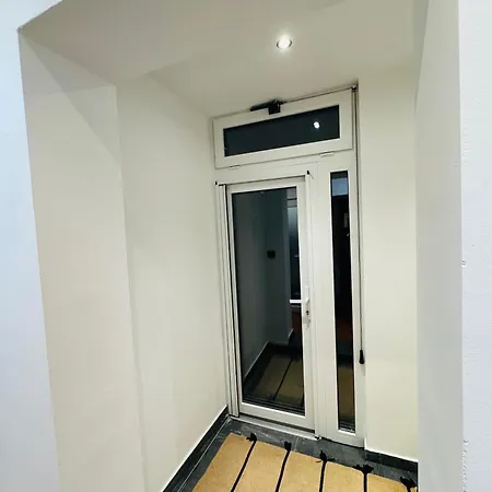 Miss Nareen's Apartment, Free Garage Spot דירה *