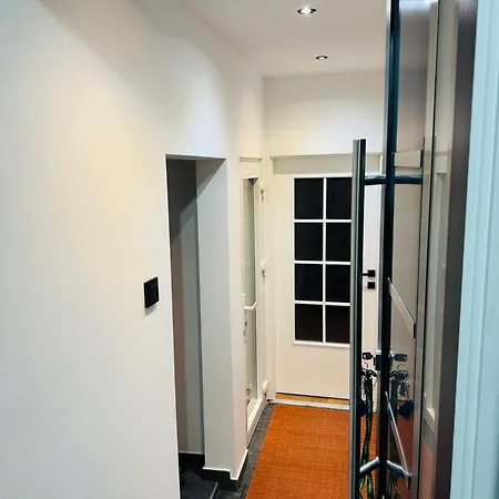 Miss Nareen's Apartment, Free Garage Spot *