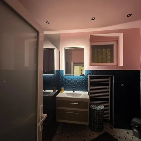 Miss Nareen's Apartment, Free Garage Spot شقة