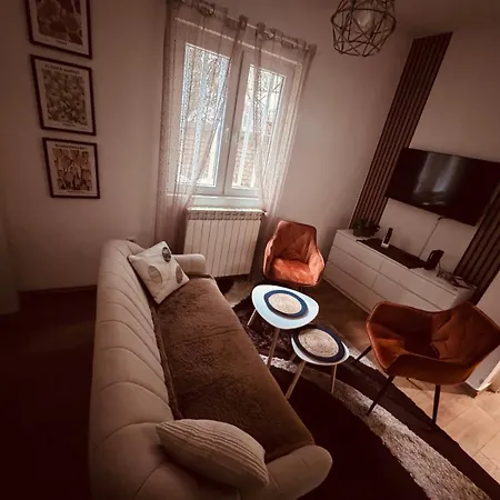 Miss Nareen's Apartment, Free Garage Spot *